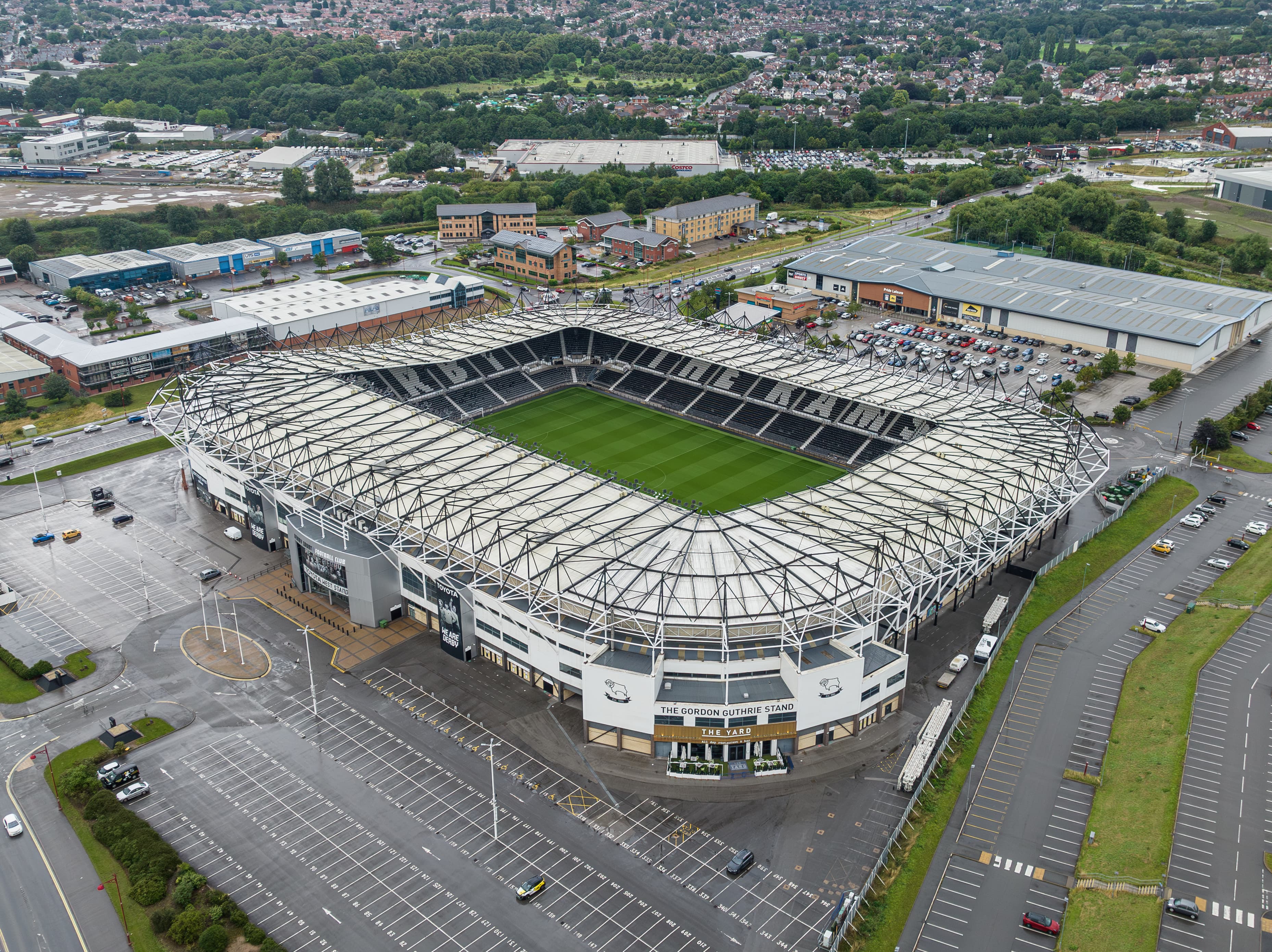 Febrile Manchester derby awaits amid growing rift between United fans and club